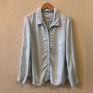 Coldwater Creek Chambray
Lyocell Blue Button Down Shirt
Top Sz XL/16 Roll Tab